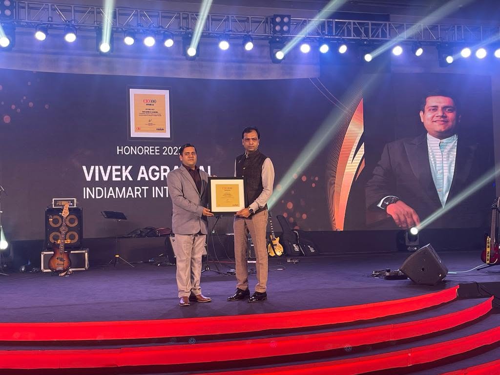 Vivek Agrawal receiving CIO100 India Game Changers Award 2022
